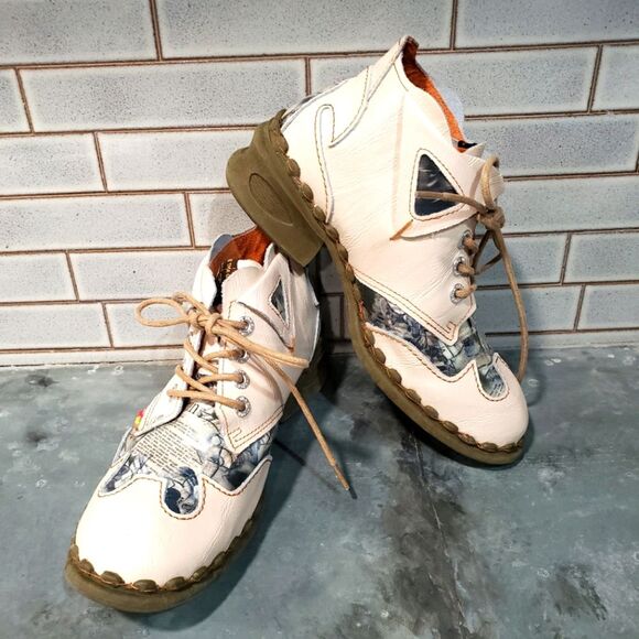 TMA Eyes printed Newspaper Leather Lace Up Ankle Booties Size 9 - Picture 1 of 9
